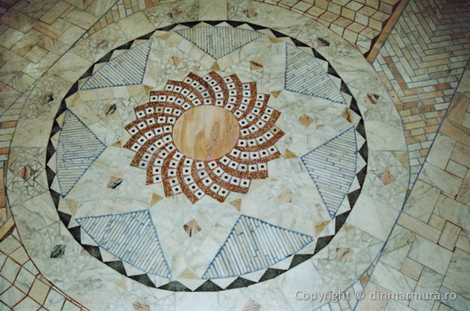 Pardoseala din mozaic de marmura la Biserica din Chesint