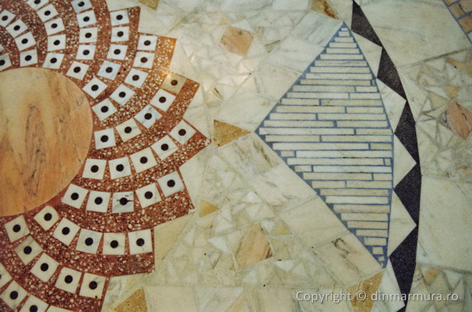 Pardoseala din mozaic de marmura la Biserica din Chesint
