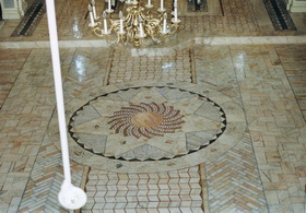 Pardoseala din mozaic de marmura la Biserica din Chesint-1