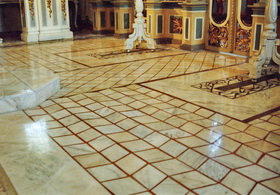 Pardoseala din mozaic de marmura la Biserica din Chesint-2