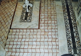 Pardoseala din mozaic de marmura la Biserica din Chesint-3