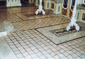 Pardoseala din mozaic de marmura la Biserica din Chesint-4