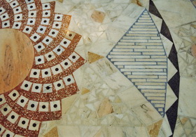 Pardoseala din mozaic de marmura la Biserica din Chesint-7