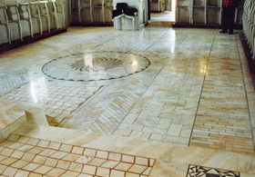 Pardoseala din mozaic de marmura la Biserica din Chesint-9