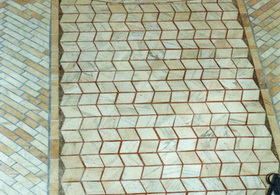 Pardoseala din mozaic de marmura la Biserica din Chesint-10