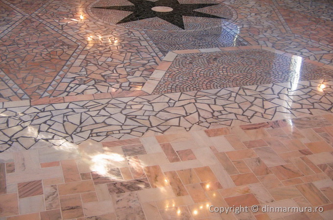 Pardoseala din mozaic de marmura la Biserica din Dorgos