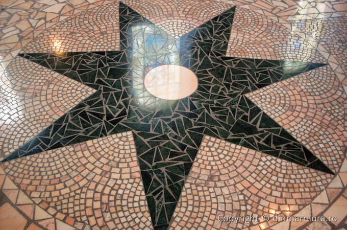 Pardoseala din mozaic de marmura la Biserica din Dorgos