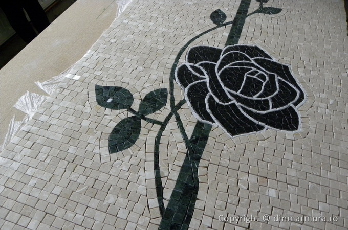 Trandafir din mozaic de marmura