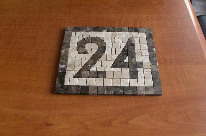 Numar de casa realizat manual din mozaic de marmura - 3