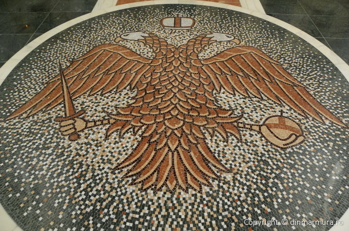 Vulturul Bicefal din mozaic de marmura la Catedrala Episcopala din Slatina 6
