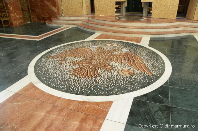 Vulturul Bicefal din mozaic de marmura la Catedrala Episcopala din Slatina