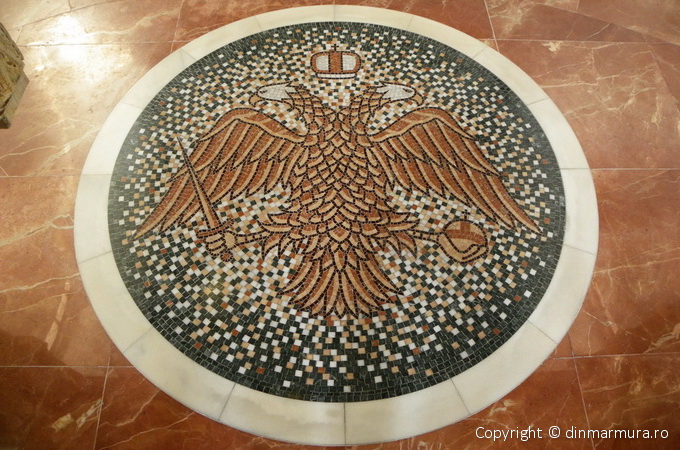Vulturul Bicefal din mozaic de marmura la Catedrala Episcopala din Slatina 3