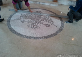 Vulturul Bicefal, mozaic din marmura realizat manual, piesa cu piesa 5