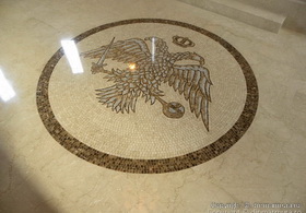 Vulturul Bicefal, mozaic din marmura realizat manual, piesa cu piesa 9