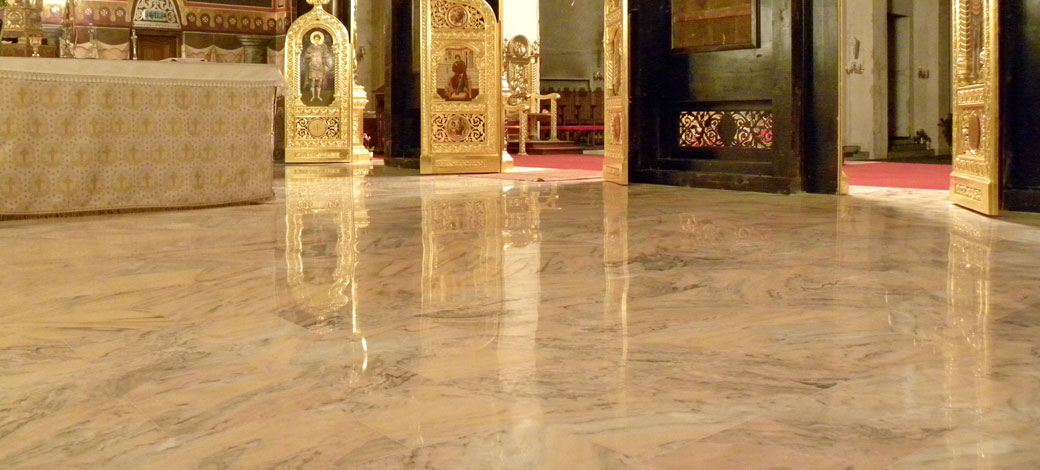 Montaj, slefuire si lustruire pardoseala din marmura Roz de Ruschita la Catedrala Sf. Treime din Arad.