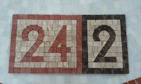 Numere de casa realizate manual din mozaic de marmura